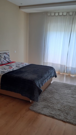 1 bedroom, desk, WiFi