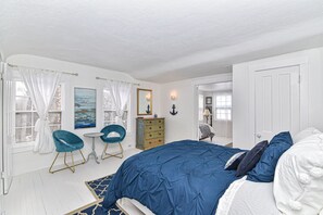 6 bedrooms, desk, iron/ironing board, free WiFi - Excellent getaway. Lake front home with Stunning lake views, come make memories! (Delavan)