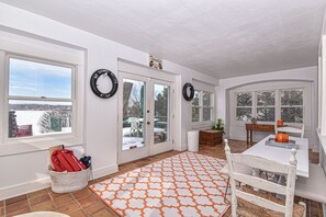 Interior - Excellent getaway. Lake front home with Stunning lake views, come make memories! (Delavan)