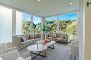 Fernseher, Tischtennisplatte