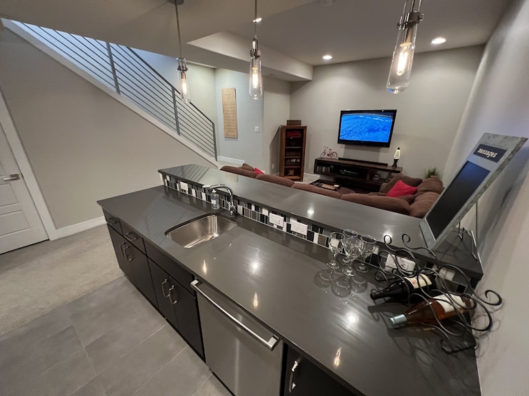 Modern 5-bed, Clean Is Priority - Denver