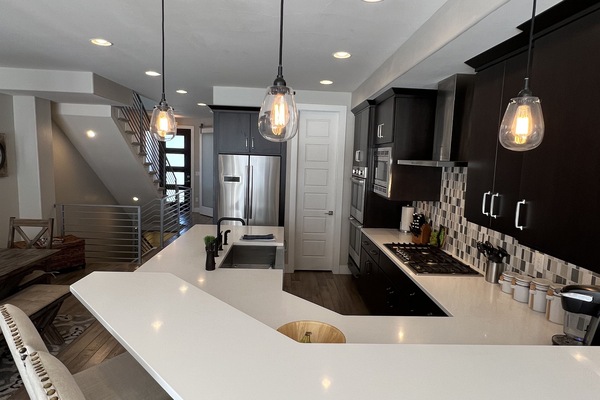 Køleskab, mikrobølgeovn, ovn, kogeplade