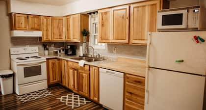 Minutes from Mt trails & River - 3 Bedroom House - Sleeps 7