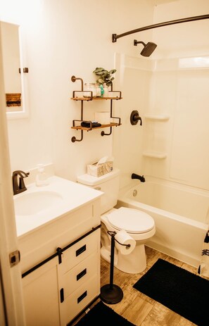 Duschwanne, Haartrockner, Handtücher, Seife