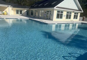 Een binnenzwembad, een buitenzwembad