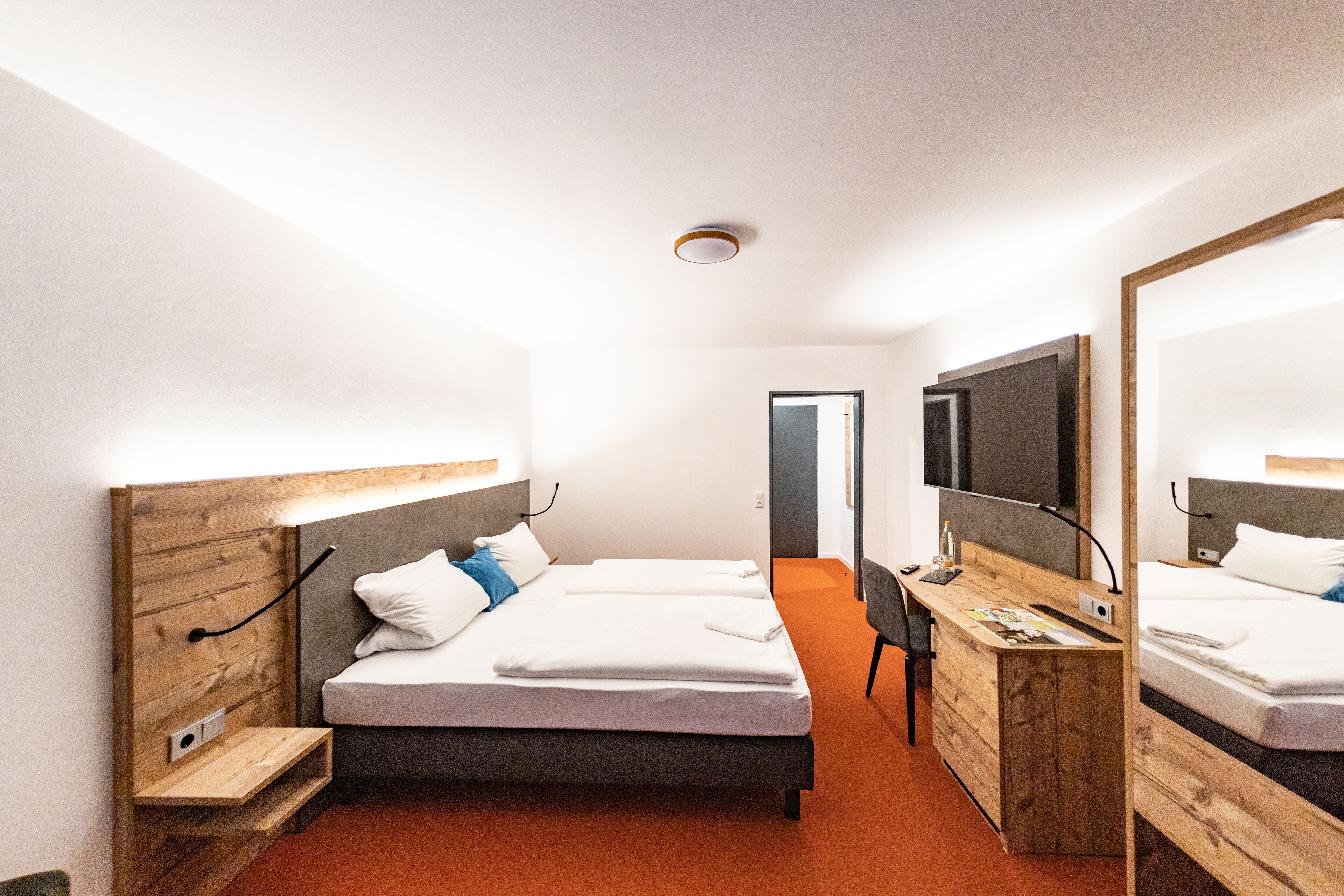 ميني بار ومكتب ومساحة عمل للكمبيوتر المحمول وتجهيزات عازلة للصوت