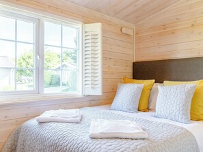 3 bedrooms, free WiFi, bed sheets - A Nordic Style 6 berth Luxury Lodge with raised veranda on 3 sides. (Derby)