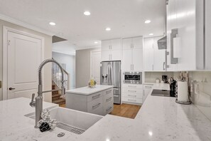 Talo | Yksityinen keittiö | Täysikokoinen jääkaappi, mikroaaltouuni, uuni, liesi