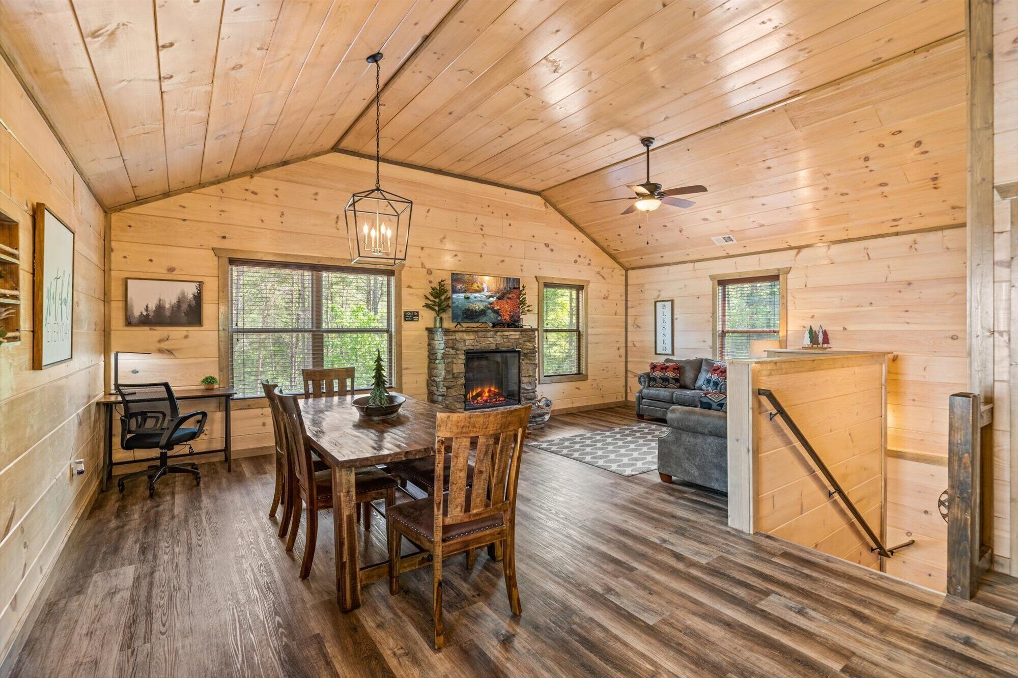 Un intérieur de cabine spacieux comprenant un coin repas, une cheminée et un espace salon confortable.