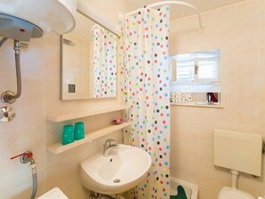 Een douche, gratis toiletartikelen, een haardroger, handdoeken