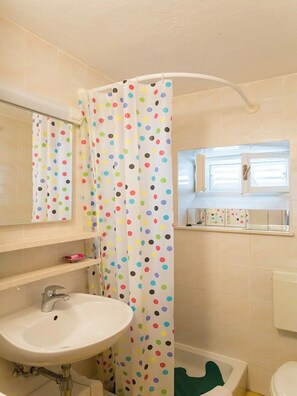 Dusche, kostenlose Toilettenartikel, Haartrockner, Handtücher