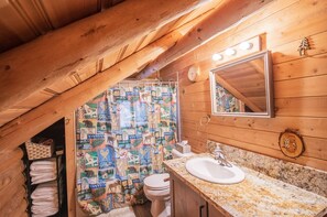 Combined shower/bathtub, towels
