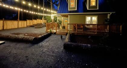 Mt Rainier One Bedroom + Loft Cabin with Hot Tub