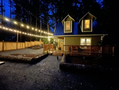 Mt Rainier One Bedroom + Loft Cabin with Hot Tub