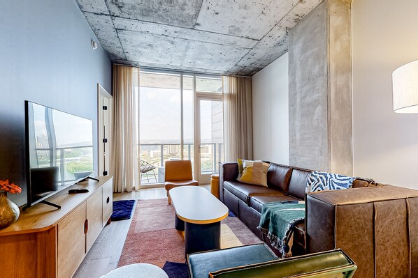 Téléviseur, table de ping-pong, livres