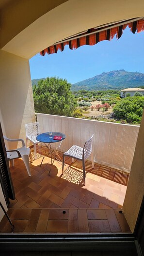Outdoor dining - Air-conditioned Studio 100M from the beach between Calvi and Ile Rousse, Free Parking (Lumio)