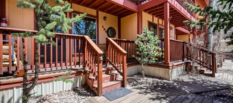 Dog-friendly, creekside condo with hot tubs, fast WiFi, washer/dryer, fireplace