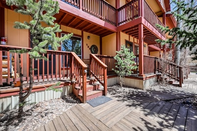 Dog-friendly, creekside condo with hot tubs, fast WiFi, washer/dryer, fireplace