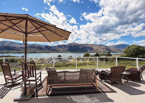 5BR/4BA Osoyoos Lakeview Villa: Pool, Game Room, Pizza Oven, Huge Yard Sunroom!