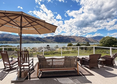 5BR/4BA Osoyoos Lakeview Villa: Pool, Game Room, Pizza Oven, Huge Yard Sunroom!