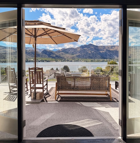 5BR/4BA Osoyoos Lakeview Villa: Pool, Game Room,  Pizza Oven, Huge Yard Sunroom!