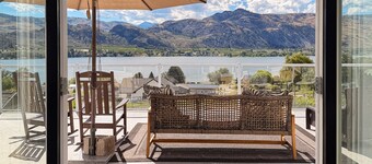 5BR/4BA Osoyoos Lakeview Villa: Pool, Game Room,  Pizza Oven, Huge Yard Sunroom!