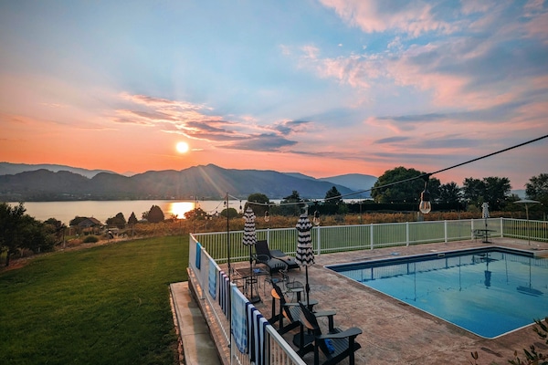 Lake Osoyoos sunset from the pool