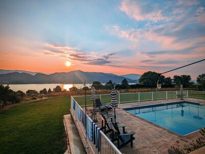 5BR/4BA Osoyoos Lakeview Villa: Pool, Game Room,  Pizza Oven, Huge Yard Sunroom!
