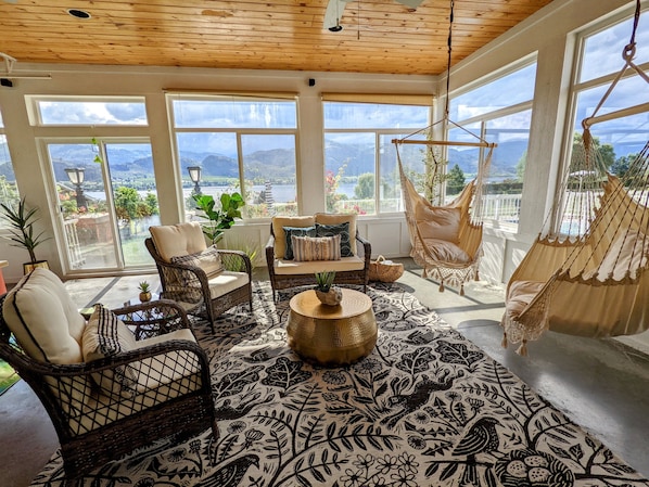 TV connectée, jeux vidéo, livres, médiathèque