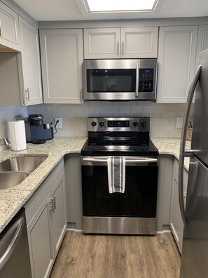Fridge, microwave, oven, stovetop - Live in style and Luxury by the Water with This Updated Condo in Hot Springs (Hot Springs)