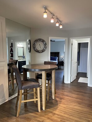 Dining - Live in style and Luxury by the Water with This Updated Condo in Hot Springs (Hot Springs)
