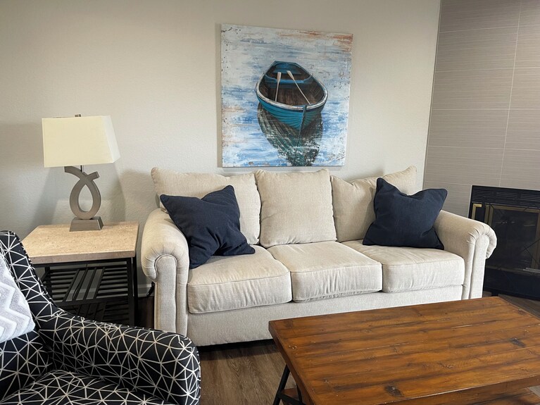 Live In Style And Luxury By The Water With This Updated Condo In Hot Springs - Hot Springs, AR