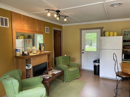 TV. RGM Farms Guesthouse, rural tranquil setting for family & friends to enjoy.