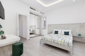 6 bedrooms, iron/ironing board, WiFi, bed sheets