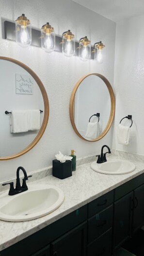 Ensemble douche/baignoire, sèche-cheveux, serviettes fournies, savon