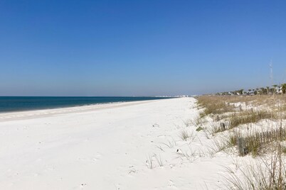 Newly built, cottage with historical details, WiFi & central AC - steps to beach