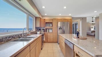 冰箱、微波炉、烤箱、炉灶