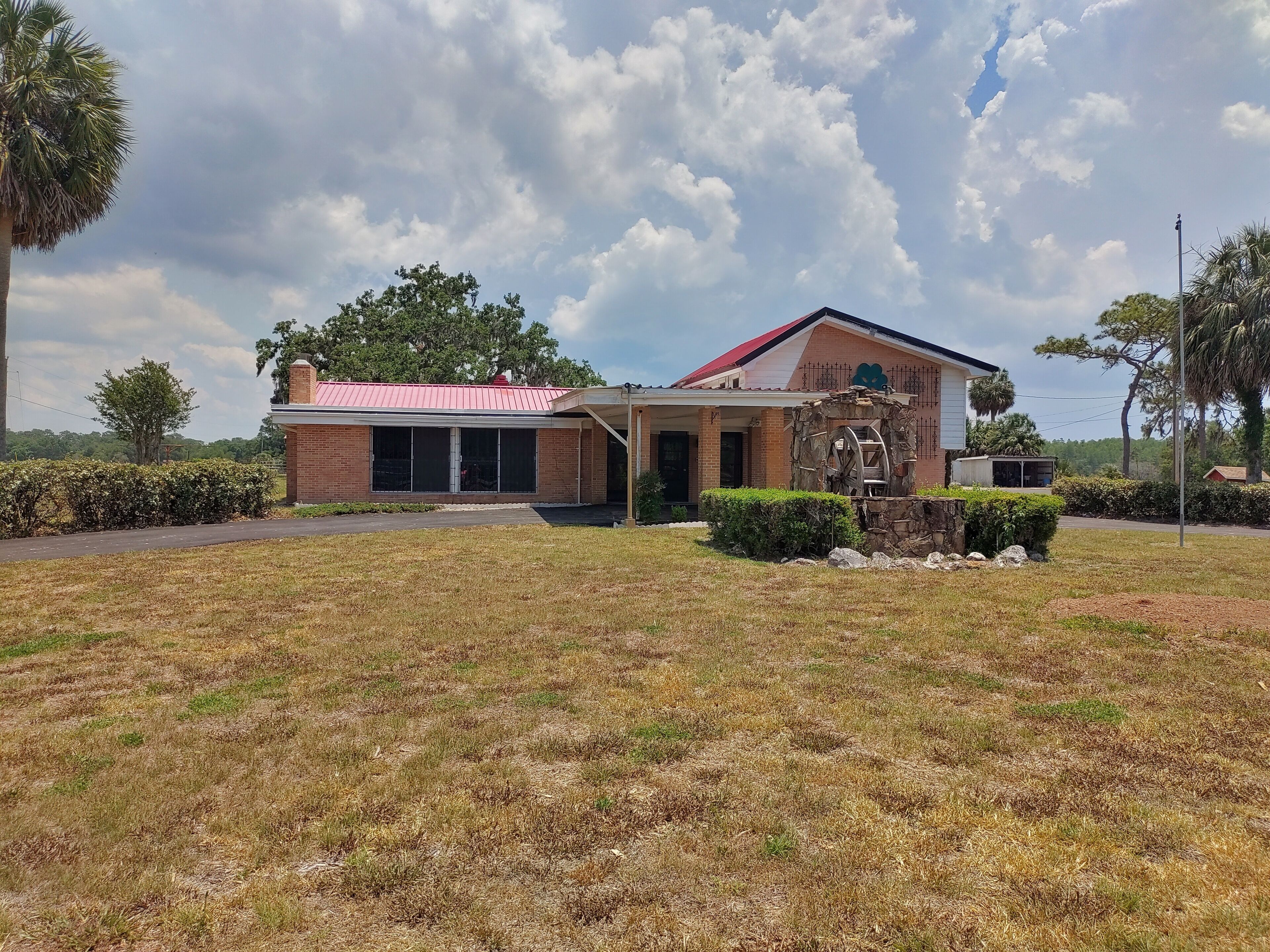 *NEW VRBO* Spacious Farmhouse located near Historic Crystal River and Kings Bay.