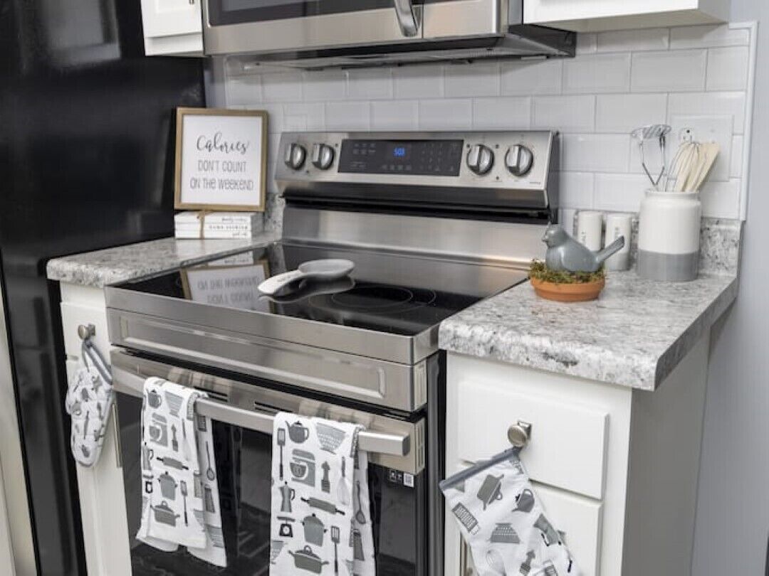 Køleskab, mikrobølgeovn, ovn, kogeplade