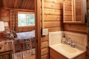 Shower, hair dryer, towels - The Cedar Cabin on 8 acres (Packwood)