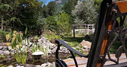 Kabine-Eigenes Badezimmer-Traditionell-Blick auf den Wald-The Cedar Cabin