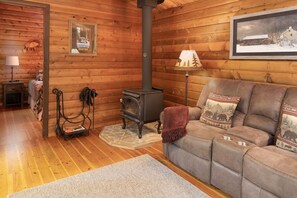 TV, DVD player, books, video library - The Cedar Cabin on 8 acres (Packwood)