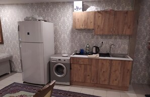 Refrigerador con freezer, placa de cocina, utensilios de cocina