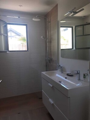 淋浴设施、吹风机、毛巾、肥皂