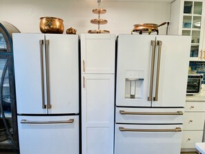 Kühlschrank, Mikrowelle, Ofen, Herdplatte