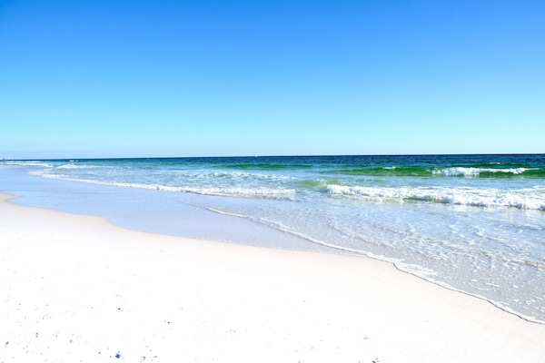 Perto da praia, espreguiçadeiras, toalhas de praia