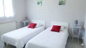 2 habitaciones, escritorio y tabla de planchar con plancha