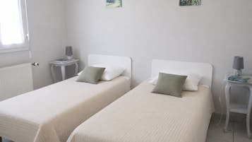 2 Schlafzimmer, Schreibtisch, Bügeleisen/Bügelbrett, Reisekinderbett