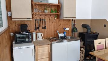 Microwave, coffee/tea maker, electric kettle, toaster