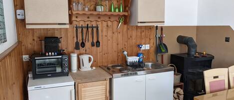 Microwave, coffee/tea maker, electric kettle, toaster